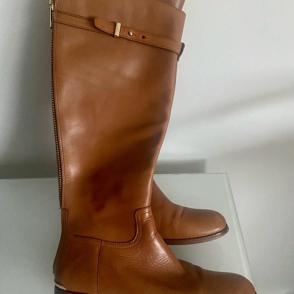 COACH, Elegant Tan Leather Boots with gold Buckle, Size 6